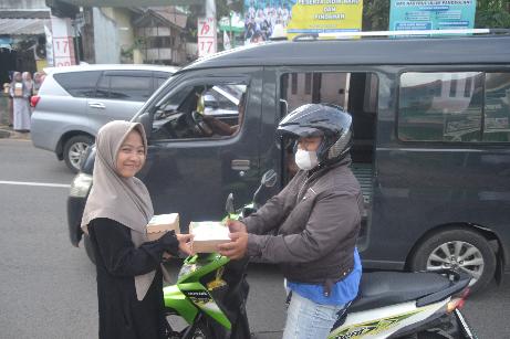 SMK NASYRUL ULUM PANDEGLANG BERBAGI TAKJIL KEPADA PENGGUNA JALAN